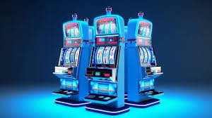 Pertandingan bulu tangkis profesional di arena indoor dengan pemain fokus dan penonton antusias