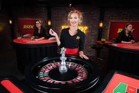 Tampilan live casino dengan dealer profesional di studio yang mewah dan modern